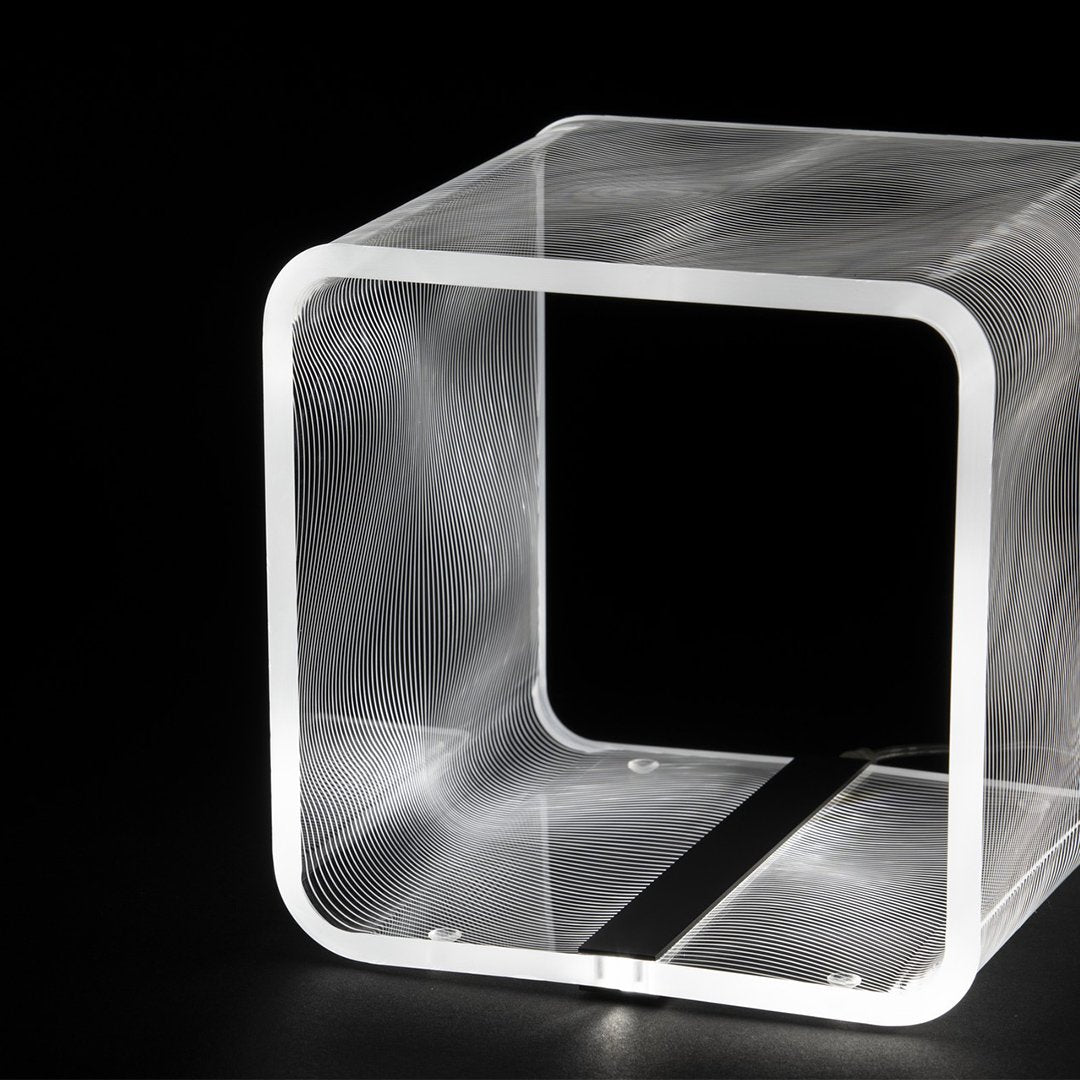 Le lampade Solid sono in cristallo acrilico piegato, incise con marcatura laser.  Dimensioni: 14,5 x 14,5 x 14,5 h Tipologia illuminazione: Led Cool White 24 volt - 8 W/Mt Consumo 1,5 W Grado luminosità 6.000°K. In negozio e online su tuttochic.live