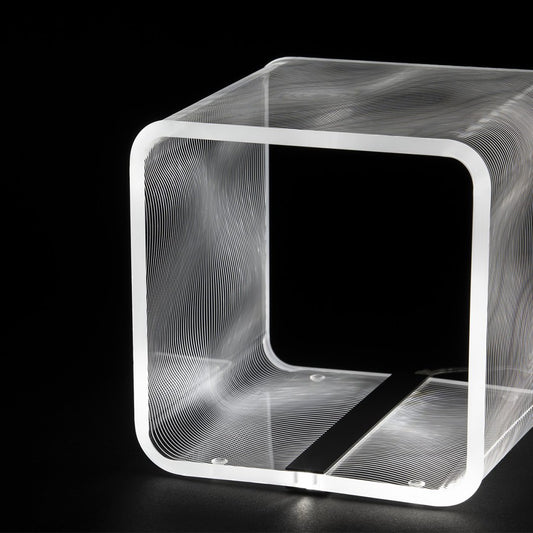 Le lampade Solid sono in cristallo acrilico piegato, incise con marcatura laser.  Dimensioni: 14,5 x 14,5 x 14,5 h Tipologia illuminazione: Led Cool White 24 volt - 8 W/Mt Consumo 1,5 W Grado luminosità 6.000°K. In negozio e online su tuttochic.live