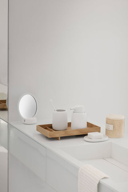 Il dispenser di sapone SONO nell'elegante colore bianco ha una capacità di 250 ml di sapone liquido. La superficie opaca e morbida al tatto in una tonalità di grigio scuro e vellutata è piacevole al tatto. Dimensioni: cm 8,6 x 14,5 h. In negozio e online su tuttochic.live