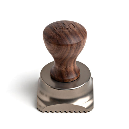 Stampino per ravioli di forma quadrata da 60 mm, realizzato in alluminio anodizzato per garantire un taglio netto della sfoglia. Il piattello centrale, grazie ad un meccanismo a molla, è pensato per pressare uniformemente il ripieno. Dimensioni: mm 60 x 60 × 85 h. In negozio e online su tuttochic.live