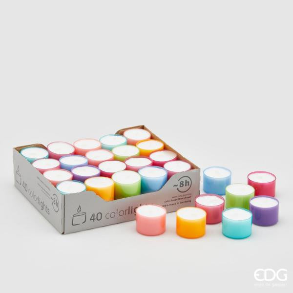 Confezione di 40 candele lumino con contenitore trasparente. Fiamma regolare e sicura Durata 8 ore singola candela Made in Germany Tenere lontano dalla portata dei bambini Dimensioni singola candela: cm Ø 3,8 x 2,3 h. In negozio e online su tuttochic.live