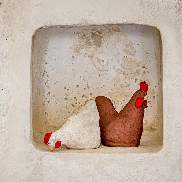 Gallo marrone e gallina bianca Sullaia di Rituali Domestici esposti insieme all'interno di una nicchia in muratura