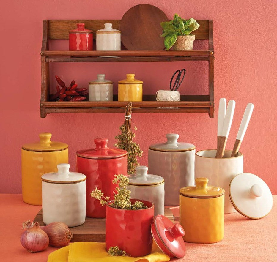 Contenitore barattolo in gres porcellanato di colore rosso corallo. Dimensioni e capacità: 1100 ml Concerto, con le sue tonalità iconiche e forme materiche, arriva anche in cucina grazie alla nuova collezione di Barattoli. Oggetti funzionali dal sapore contemporaneo. In negozio e online su tuttochic.live 