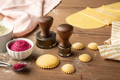 Stampino per ravioli di forma circolare con bordi a zig-zag, realizzato in alluminio anodizzato per garantire un taglio netto della sfoglia. Il piattello centrale, grazie ad un meccanismo a molla è pensato per pressare uniformemente il ripieno. Dimensioni: mm ø 65 × 85 h. In negozio e online su tuttochic.live