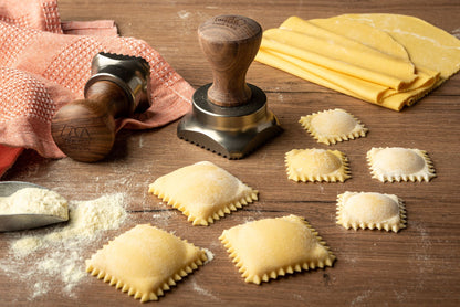 Stampino per ravioli di forma quadrata da 60 mm, realizzato in alluminio anodizzato per garantire un taglio netto della sfoglia. Il piattello centrale, grazie ad un meccanismo a molla, è pensato per pressare uniformemente il ripieno. Dimensioni: mm 60 x 60 × 85 h. In negozio e online su tuttochic.live