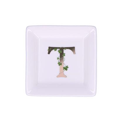 Piattino quadrato in porcellana "Adorato" con iniziale decorata. Dimensioni: cm 10 x 10 x h1,5 Lavare a mano.