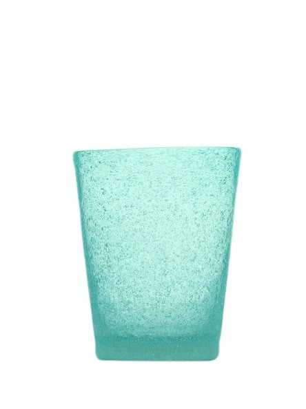 Bicchiere in vetro soffiato, colorato e lavorato a mano con effetto bollicine. Divertiti a colorare la tua tavola scegliendo il colore e la quantità da acquistare. La soffiatura fa sì che ogni bicchiere sia leggermente diverso l'uno dall'altro. Capacità cl 30. In negozio e online su tuttochic.live