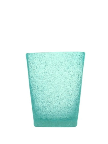 Bicchiere in vetro soffiato, colorato e lavorato a mano con effetto bollicine. Divertiti a colorare la tua tavola scegliendo il colore e la quantità da acquistare. La soffiatura fa sì che ogni bicchiere sia leggermente diverso l'uno dall'altro. Capacità cl 30. In negozio e online su tuttochic.live