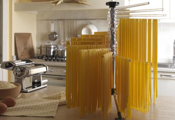 Tacapasta è sistema per l’essiccatura della pasta: sulle 16 aste a braccio è possibile stendere ben 2 chilogrammi di pasta fresca lunga. Le aste ruotano intorno a una colonna centrale, all’interno della quale è inserita una bacchetta estraibile che servirà per raccogliere la pasta. In negozio e online su tuttochic.live