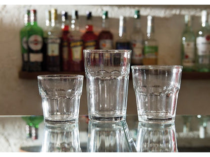 Bicchiere in vetro stampato da bibita o long drink. Dimensioni: cm 8,8 x 13 h cc. 450. Assapora un a bibita, un cocktail o un long drink a casa tua in un comodo bicchiere come al bar. In vendita in negozio e online su tuttochic.live