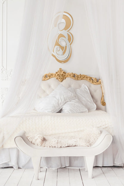 Icona di metallo da appendere verniciata nei colori oro e bianco marmo rappresentante la Sacra Famiglia. Ideale per ambienti arredati seguendo uno stile contemporaneo. Dimensioni: cm 27 x 52 h. In negozio e online su tuttochic.live