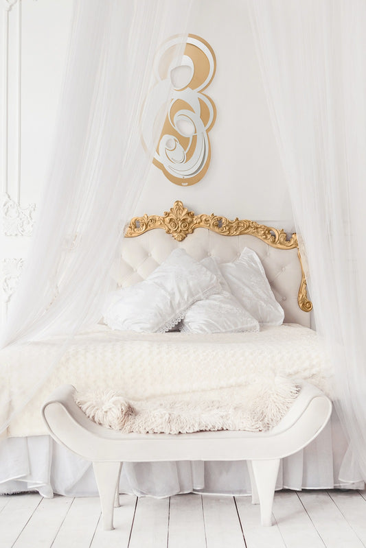 Icona di metallo da appendere verniciata nei colori oro e bianco marmo rappresentante la Sacra Famiglia. Ideale per ambienti arredati seguendo uno stile contemporaneo. Dimensioni: cm 27 x 52 h. In negozio e online su tuttochic.live