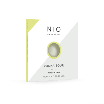 Cocktail Vodka Sour Una miscela rinfrescante di lime piccante, sciroppo di zucchero e Ketel One Vodka. I cocktail NIO sono creati su ricetta di Patrick Pistolesi, miscelati artigianalmente in Italia con i migliori spirit al mondo e confezionati in packaging 100% riciclabile. In negozio e online su tuttochic.live