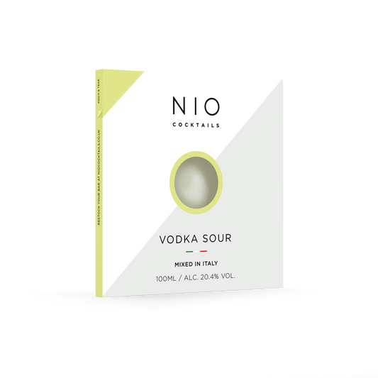 Cocktail Vodka Sour Una miscela rinfrescante di lime piccante, sciroppo di zucchero e Ketel One Vodka. I cocktail NIO sono creati su ricetta di Patrick Pistolesi, miscelati artigianalmente in Italia con i migliori spirit al mondo e confezionati in packaging 100% riciclabile. In negozio e online su tuttochic.live