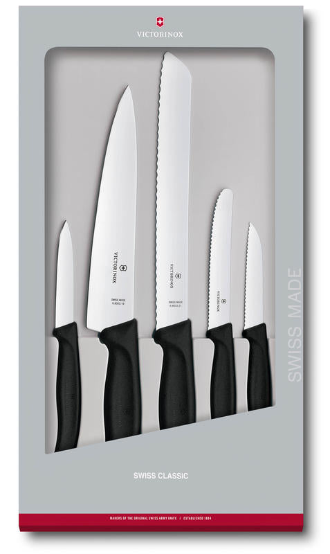 Swiss Classic Set 5 pezzi coltelli da cucina Swiss Made con lama in acciaio inox. ideali per cucine casalinghe .La confezione contiene: Spelucchino seghettato 8 cm Spelucchino liscio 8 cm Coltello tavola seghettato 11 cm Coltello cucina 19 cm Coltello pane cm 21. In negozio e online su tuttochic.live