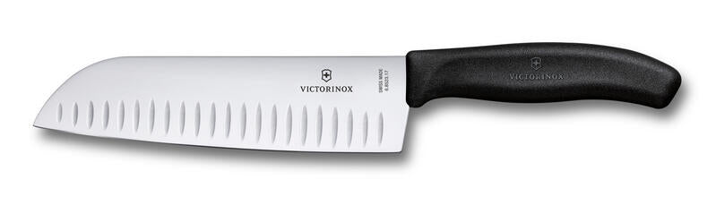 Santoku Swiss Classic con manico nero e lama alveolata La collezione di coltelli Swiss Classic di Victorinox è stata progettata per affrontare tutto ciò che si può fare in cucina. In negozio e online su tuttochic.live