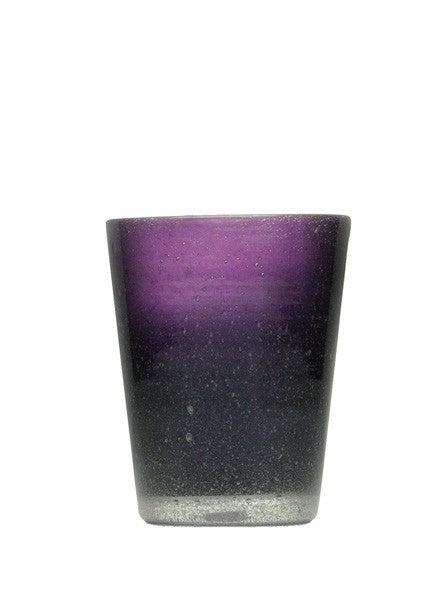 Bicchiere in vetro soffiato, colorato e lavorato a mano con effetto bollicine. Divertiti a colorare la tua tavola scegliendo il colore e la quantità da acquistare. La soffiatura fa sì che ogni bicchiere sia leggermente diverso l'uno dall'altro. Capacità cl 30. In negozio e online su tuttochic.live