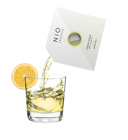 Cocktail Vodka Sour Una miscela rinfrescante di lime piccante, sciroppo di zucchero e Ketel One Vodka. I cocktail NIO sono creati su ricetta di Patrick Pistolesi, miscelati artigianalmente in Italia con i migliori spirit al mondo e confezionati in packaging 100% riciclabile. In negozio e online su tuttochic.live