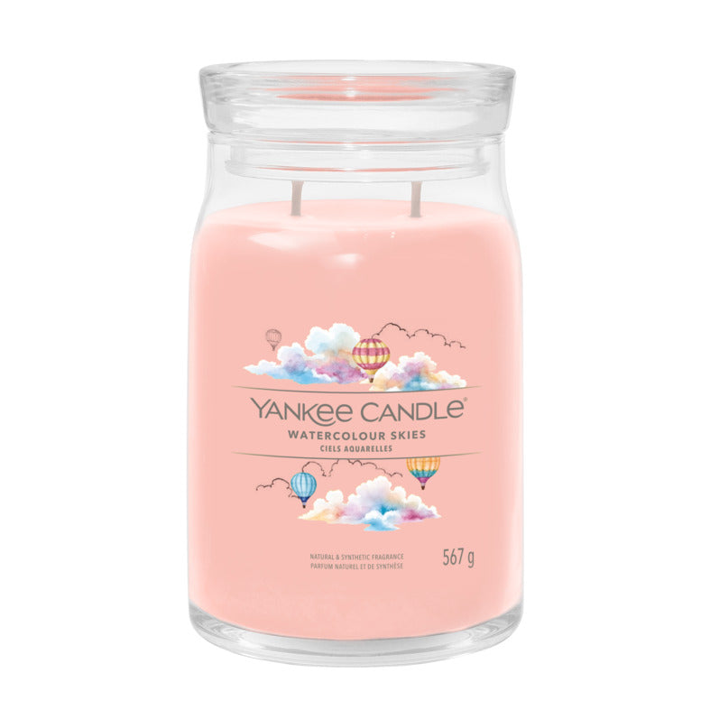 Info sulla fragranza. Il cielo si tinge di sfumature colorate e di invitanti note ispirate al cashmere, al gelsomino e al muschio. Candela realizzata con due stoppini e un mix di altissima qualità di cera di soia. Tempo di combustione: 60 a 90 ore. In negozio e online su tuttochic.live