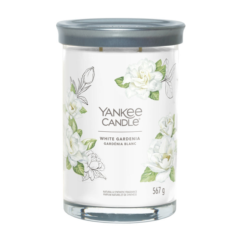 Una fragranza che evoca il profumo del cotone asciugato al sole, ispirata a note verdi, fiori bianchi, con un tocco di limone. La candela tumbler presenta un coperchio di latta satinato che si adatta alla perfezione alla base rendendolo un perfetto sottocandela. Durata 60 a 100 ore. In negozio e online su tuttochic.live
