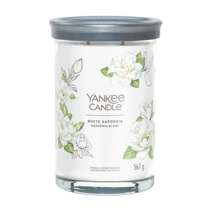 Una fragranza che evoca il profumo del cotone asciugato al sole, ispirata a note verdi, fiori bianchi, con un tocco di limone. La candela tumbler presenta un coperchio di latta satinato che si adatta alla perfezione alla base rendendolo un perfetto sottocandela. Durata 60 a 100 ore. In negozio e online su tuttochic.live
