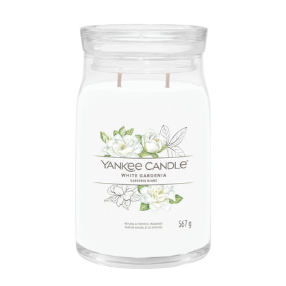 Informazioni sulla fragranza - Questa è una fragranza Fiorita. Il profumo ammaliante ispirato all'eleganza delle gardenie bianche in fiore. Candela realizzata con due stoppini e un mix di altissima qualità di cera di soia. Tempo di combustione: 60 a 90 ore. In negozio e online su tuttochic.live