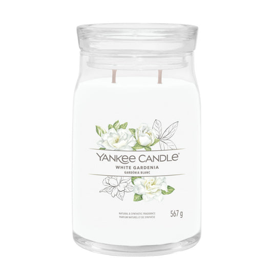 Informazioni sulla fragranza - Questa è una fragranza Fiorita. Il profumo ammaliante ispirato all'eleganza delle gardenie bianche in fiore. Candela realizzata con due stoppini e un mix di altissima qualità di cera di soia. Tempo di combustione: 60 a 90 ore. In negozio e online su tuttochic.live