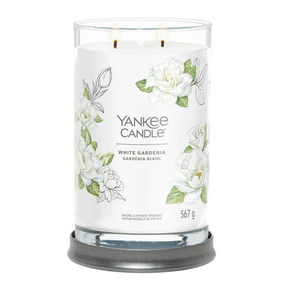 Una fragranza che evoca il profumo del cotone asciugato al sole, ispirata a note verdi, fiori bianchi, con un tocco di limone. La candela tumbler presenta un coperchio di latta satinato che si adatta alla perfezione alla base rendendolo un perfetto sottocandela. Durata 60 a 100 ore. In negozio e online su tuttochic.live