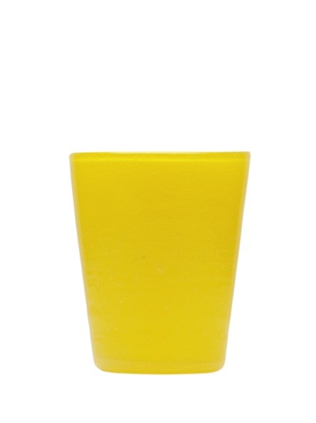 Bicchiere in vetro soffiato, colorato e lavorato a mano con effetto bollicine. Divertiti a colorare la tua tavola scegliendo il colore e la quantità da acquistare. La soffiatura fa sì che ogni bicchiere sia leggermente diverso l'uno dall'altro. Capacità cl 30. In negozio e online su tuttochic.live