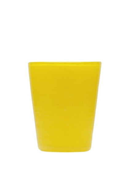 Bicchiere in vetro soffiato, colorato e lavorato a mano con effetto bollicine. Divertiti a colorare la tua tavola scegliendo il colore e la quantità da acquistare. La soffiatura fa sì che ogni bicchiere sia leggermente diverso l'uno dall'altro. Capacità cl 30. In negozio e online su tuttochic.live