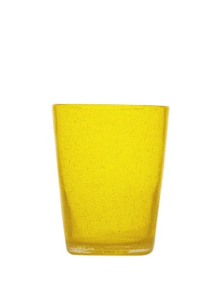 Bicchiere in vetro soffiato, colorato e lavorato a mano con effetto bollicine. Divertiti a colorare la tua tavola scegliendo il colore e la quantità da acquistare. La soffiatura fa sì che ogni bicchiere sia leggermente diverso l'uno dall'altro. Capacità cl 30. In negozio e online su tuttochic.live