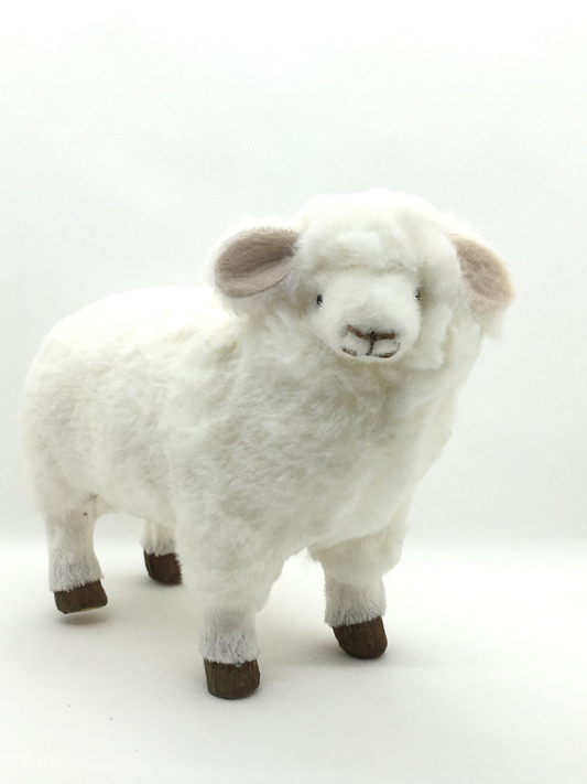Pecorella di peluche. Dimensioni: cm 20 x 16 h Articolo decorativo, non è un giocattolo.