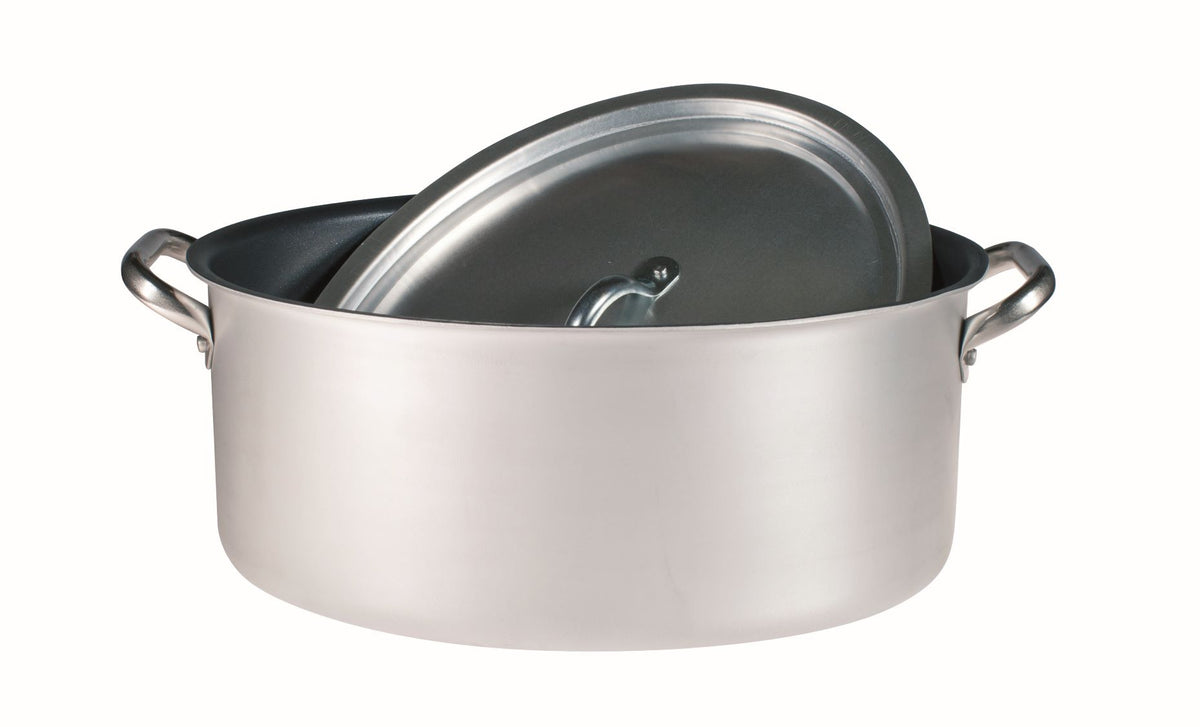 Casseruola ovale 32 cm in alluminio antiaderente da 3 mm con 2 maniglie inox e coperchio. Indicata per i volatili da cucinare interi, sia su piano di cottura sia in forno. In molte tradizioni gastronomiche è presentata in tavola e il padrone di casa ne dispensa le porzioni. In negozio e online su tuttochic.live