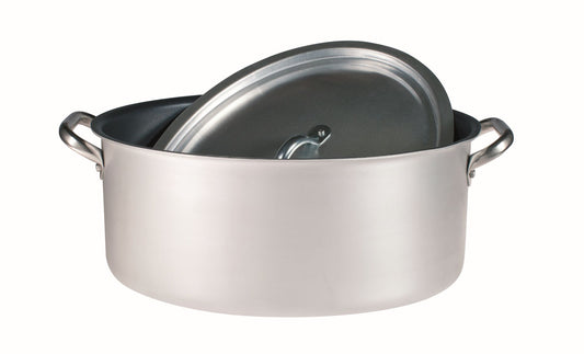 Casseruola ovale 32 cm in alluminio antiaderente da 3 mm con 2 maniglie inox e coperchio. Indicata per i volatili da cucinare interi, sia su piano di cottura sia in forno. In molte tradizioni gastronomiche è presentata in tavola e il padrone di casa ne dispensa le porzioni. In negozio e online su tuttochic.live