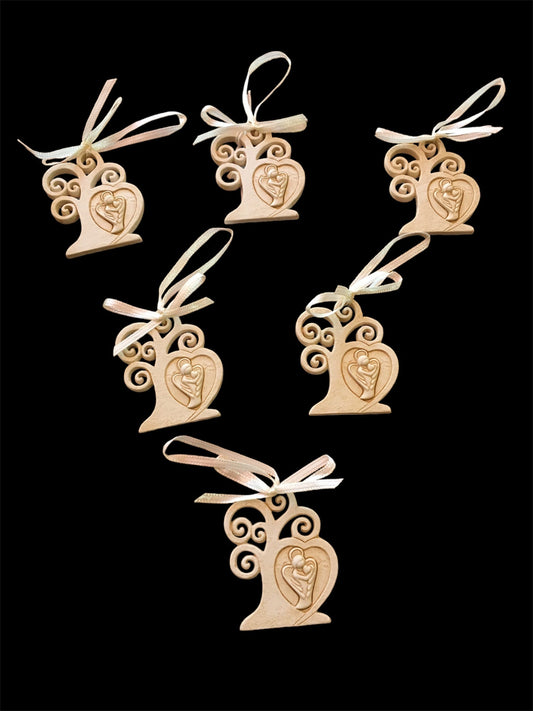 Set di 6 bomboniere Albero della Vita in resina decorata di colore beige "Angelo custode". Dimensioni singolo pezzo: cm 5 x 6 h. Confettata non inclusa. In negozio e online su tuttochic.live