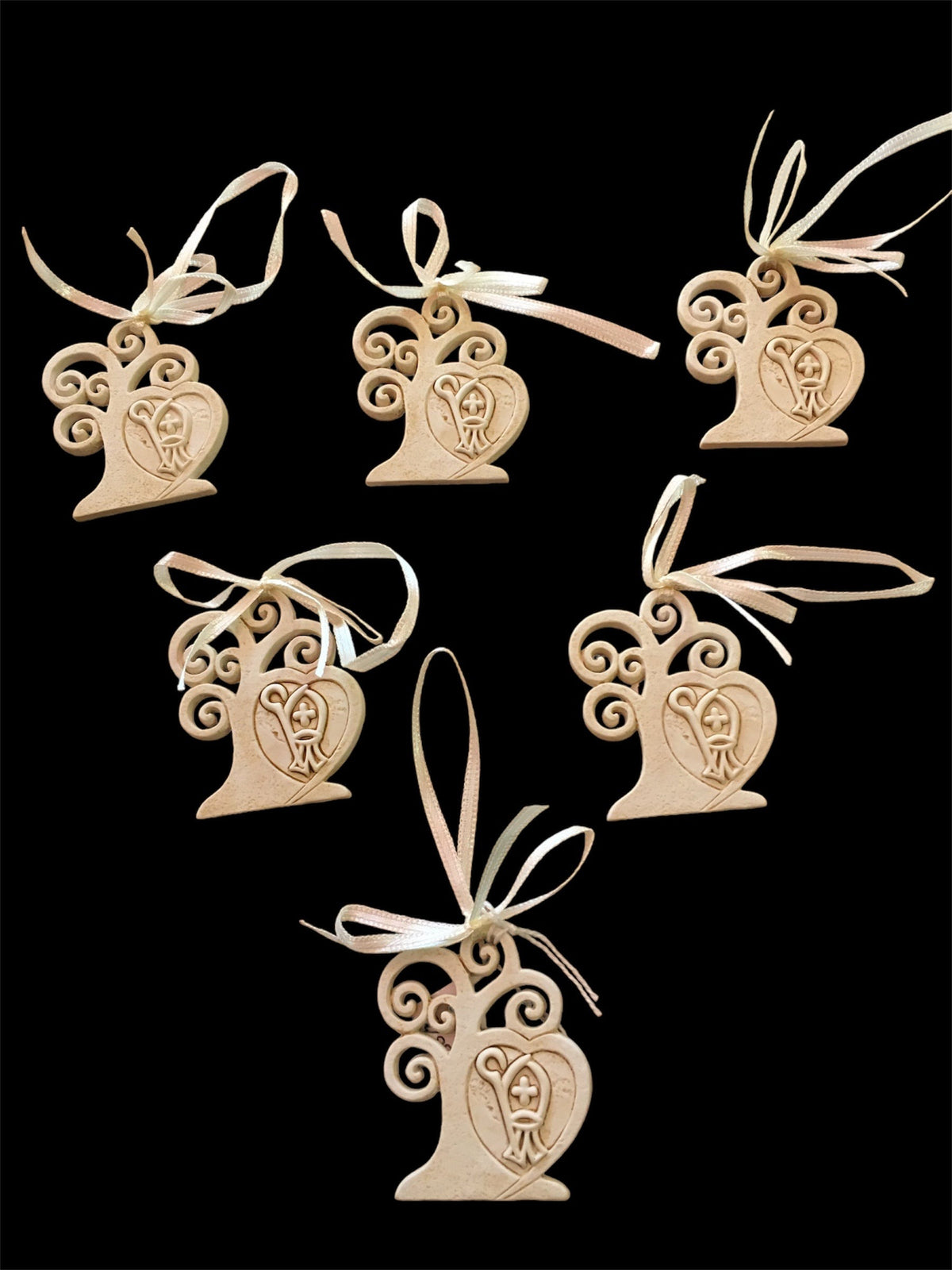 Set di 6 bomboniere Albero della Vita in resina decorata di colore beige "Cresima". Dimensioni singolo pezzo: cm 5 x 6 h. Confettata non inclusa. In negozio e online su tuttochic.live