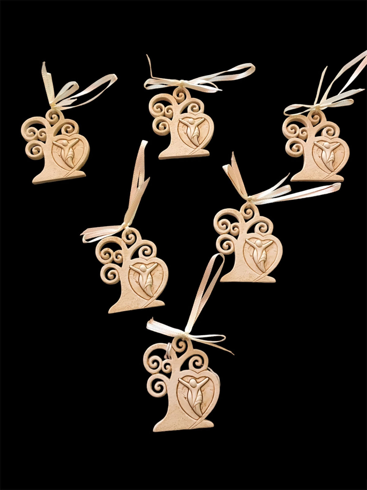 Set di 6 bomboniere Albero della Vita in resina decorata di colore beige "Gesù". Dimensioni singolo pezzo: cm 5 x 6 h. Confettata non inclusa. In negozio e online su tuttochic.live