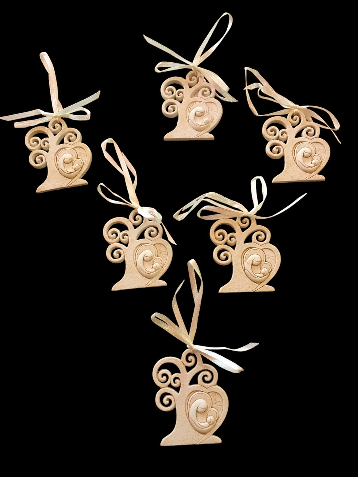 Set di 6 bomboniere Albero della Vita in resina decorata di colore beige "Madonna c/bambino". Dimensioni singolo pezzo: cm 5 x 6 h. Confettata non inclusa. In negozio e online su tuttochic.live