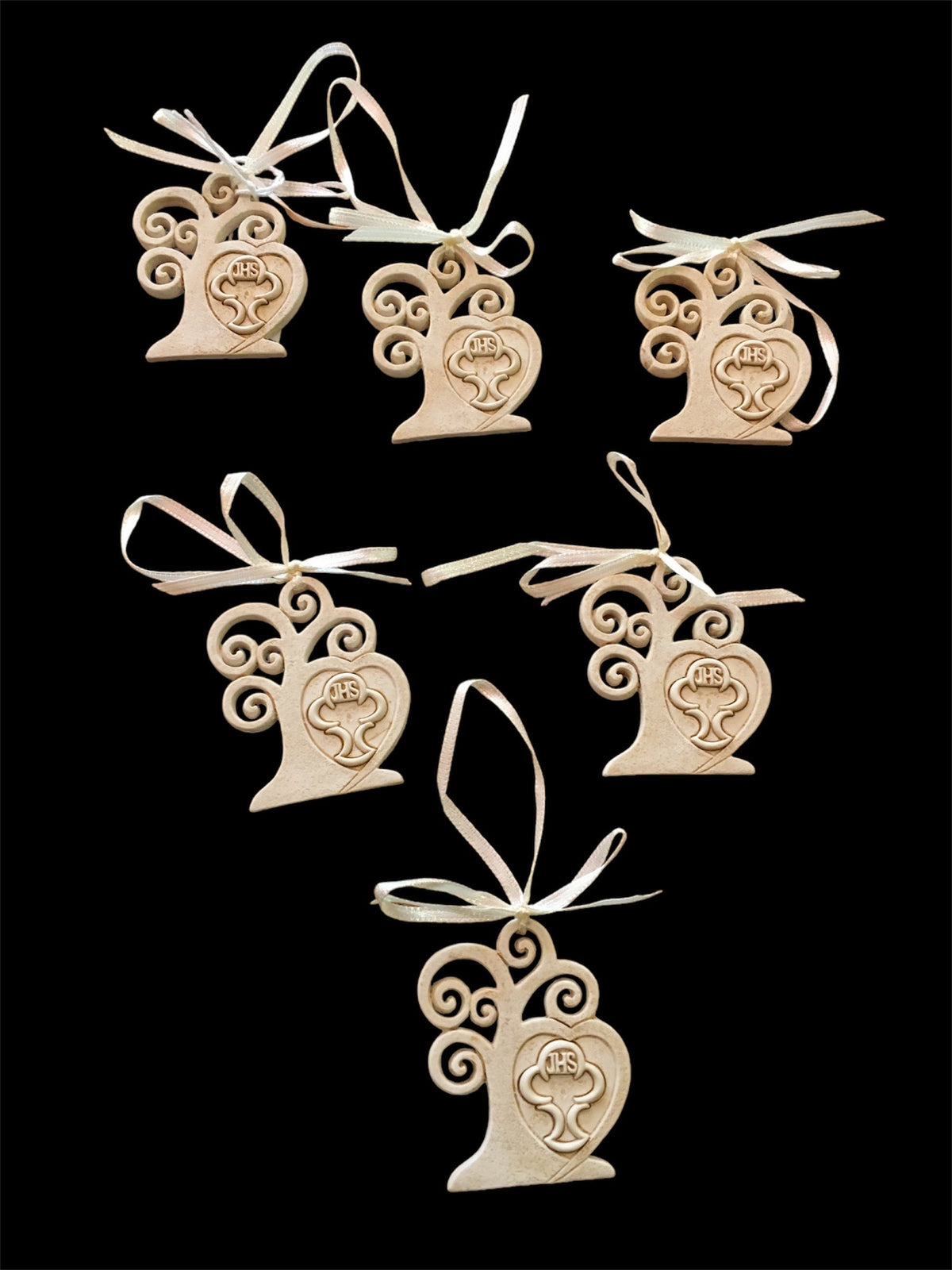 Set di 6 bomboniere Albero della Vita in resina decorata di colore beige "Prima Comunione". Dimensioni singolo pezzo: cm 5 x 6 h. Confettata non inclusa. In negozio e online su tuttochic.live