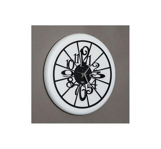 Orologio da parete di dimensione contenute, simpatico e divertente, di colore bianco, facile da collocare in cucina. Dimensioni: diam.30. In negozio e online su tuttochic.live