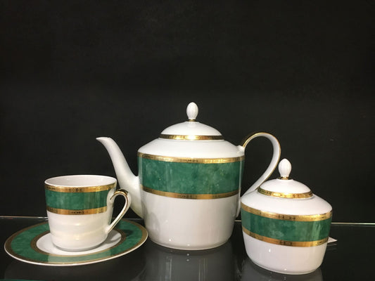 Servizio da tè in porcellana decorata con oro zecchino. Composto da : 12 tazze da tè con piatto in porcellana1 teiera in porcellana1 zuccheriera in porcellana. In negozio e online su tuttochic.live