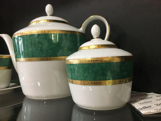 Servizio da tè in porcellana decorata con oro zecchino. Composto da : 12 tazze da tè con piatto in porcellana1 teiera in porcellana1 zuccheriera in porcellana. In negozio e online su tuttochic.live