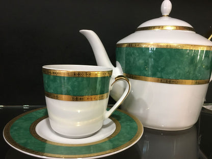 Servizio da tè in porcellana decorata con oro zecchino. Composto da : 12 tazze da tè con piatto in porcellana1 teiera in porcellana1 zuccheriera in porcellana. In negozio e online su tuttochic.live