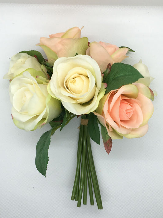 Mazzo di 7 mini rose artificiali di colori assortiti. Dimensioni: cm 23 h. In negozio e online su tuttochic.live