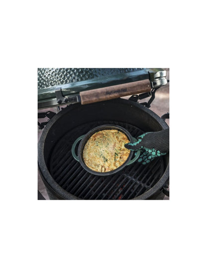 Questo guanto da grill extra lungo protegge la mano sinistra o la destra fino a una temperatura di 246°C. Ha cotone morbido all'interno e fibre ignifughe all'esterno, lo stesso materiale che usano anche nell'aviazione. Taglia unica, ambidestro. In negozio e online su tuttochic.live
