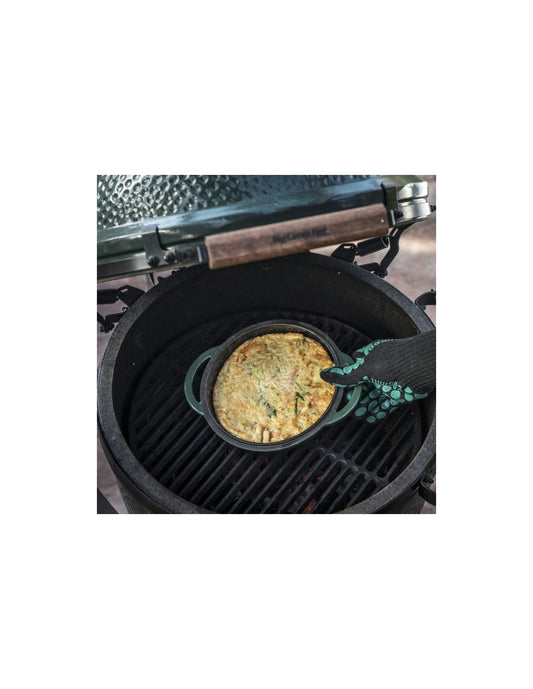 Questo guanto da grill extra lungo protegge la mano sinistra o la destra fino a una temperatura di 246°C. Ha cotone morbido all'interno e fibre ignifughe all'esterno, lo stesso materiale che usano anche nell'aviazione. Taglia unica, ambidestro. In negozio e online su tuttochic.live