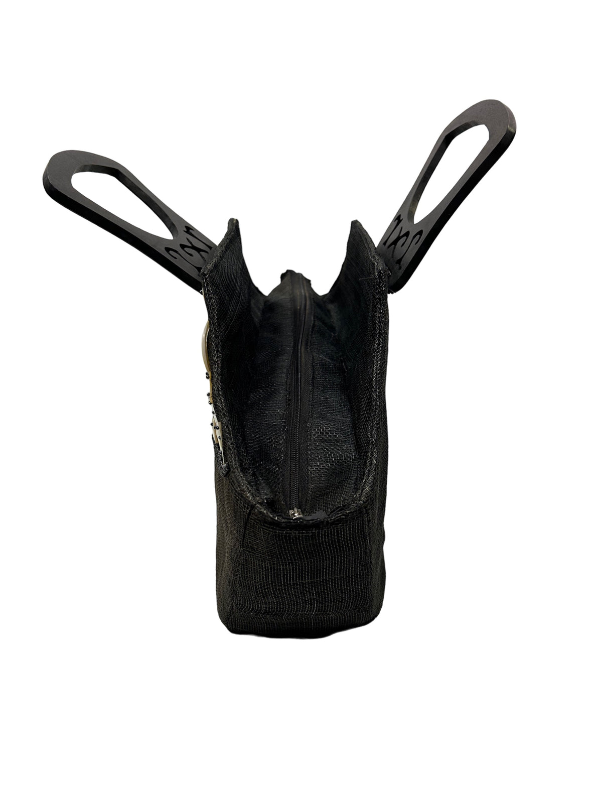 Borsa da passeggio in tessuto decorata con applicazioni di madreperla, perline e manici in legno lavorato. Chiusura a cerniera. Interno foderato con tasca. Dimensioni: cm 44 x 10 x 36 h (inclusi i manici). In negozio e online su tuttochic.live