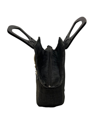 Borsa da passeggio in tessuto decorata con applicazioni di madreperla, perline e manici in legno lavorato. Chiusura a cerniera. Interno foderato con tasca. Dimensioni: cm 44 x 10 x 36 h (inclusi i manici). In negozio e online su tuttochic.live