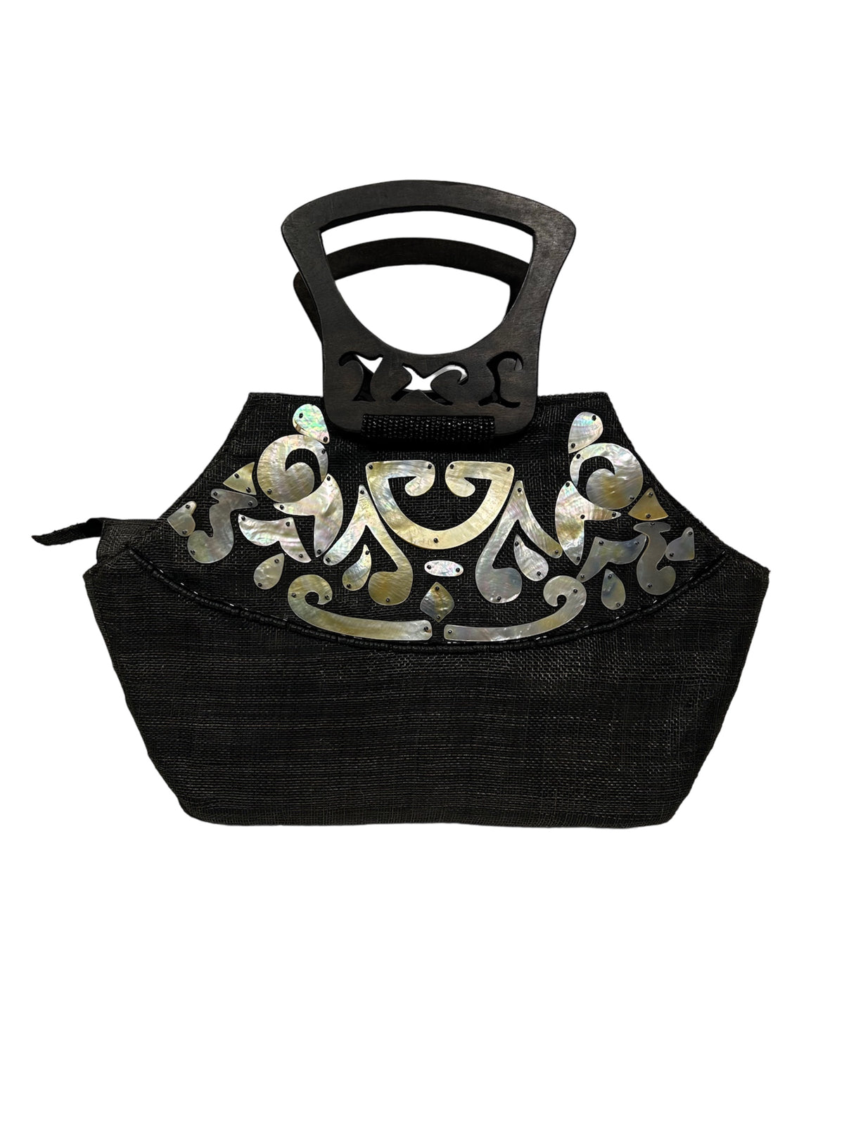 Borsa da passeggio in tessuto decorata con applicazioni di madreperla, perline e manici in legno lavorato. Chiusura a cerniera. Interno foderato con tasca. Dimensioni: cm 44 x 10 x 36 h (inclusi i manici). In negozio e online su tuttochic.live
