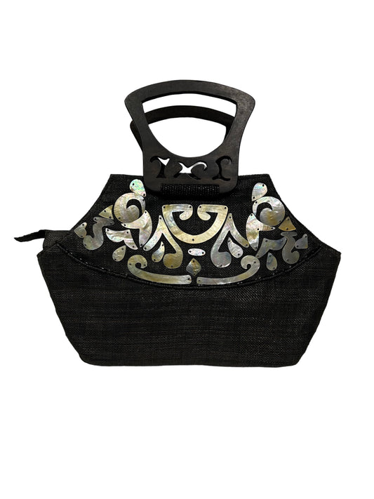 Borsa da passeggio in tessuto decorata con applicazioni di madreperla, perline e manici in legno lavorato. Chiusura a cerniera. Interno foderato con tasca. Dimensioni: cm 44 x 10 x 36 h (inclusi i manici). In negozio e online su tuttochic.live